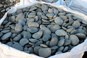 Kamenclub.ru: Галька речная плоская (темно-серая) фр. 100-200-300 мм. купить в Брянске галька речная плоская темно-серый, серый, синий речной галечник плоский 9000 руб/т   фото КАМЕНЬ КЛУБ