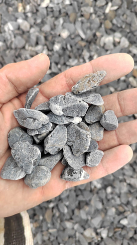 Kamenclub.ru: Щебень галтованный черный (мрамор) фр.10-20 мм.  купить в Брянске мрамор черный с белыми прожилками, черный, белый окатанный округлый ландшафтный декоративный щебень 15000 руб/т   фото КАМЕНЬ КЛУБ