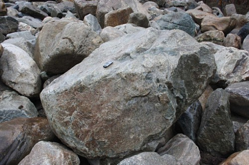 Kamenclub.ru: Гранит скальник (серо-зеленый) фр. 500-1500 мм.  купить в Брянске гранит мрамор  серый зеленый темно-серый глыба скальная колотая ландшафтная 7 500 руб/т   фото КАМЕНЬ КЛУБ