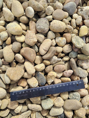 Kamenclub.ru: Галька речная окат рыжая фр. 20-40 мм. купить  в Брянске галька речная окатанная рыжая желтая серая округлая речная галька 5000 руб/т   фото КАМЕНЬ КЛУБ