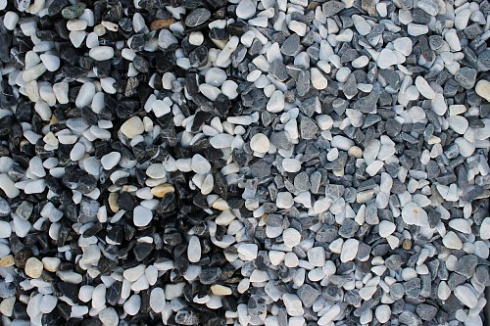 Kamenclub.ru: Мраморная крошка (щебень галтованный микс:белый-черный) фр.10-20 мм.  купить в Брянске мрамор белый, черный окатанные округлые декоративные ландшафтные камни щебня 15500 руб/т   фото КАМЕНЬ КЛУБ