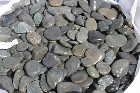 Kamenclub.ru: Галька речная плоская (темно-серая) фр. 100-200-300 мм. купить  в Брянске галька речная плоская темно-серый, серый, синий речной галечник плоский 9000 руб/т   фото КАМЕНЬ КЛУБ