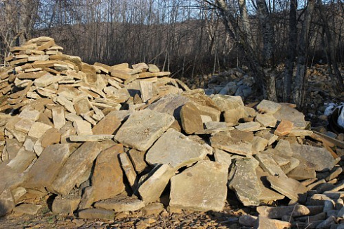 Kamenclub.ru: Песчаник плиты - плахи - пошаговые дорожки (фр. 70-150 мм)  купить в Брянске песчаник серый бежевый желтый зеленый колотый песчаник строительный 6500 руб/т   фото КАМЕНЬ КЛУБ