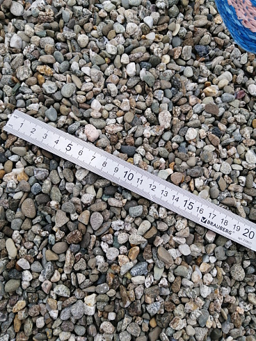 Kamenclub.ru: Галька речная окат (серая) фр.3-5 мм купить  в Брянске галька речная серая бежевый темно-серый окатанный речной камень округлый 9500 руб/т   фото КАМЕНЬ КЛУБ