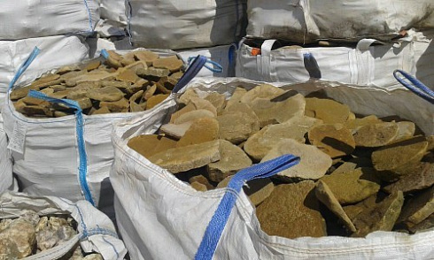 Kamenclub.ru: Песчаник колотый для облицовки (фр. 2-3 см)  купить в Брянске песчаник бежевый серый рыжий песчаник строительный 5000 руб/т   фото КАМЕНЬ КЛУБ