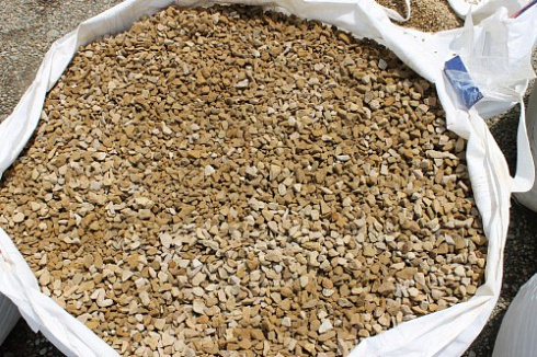 Kamenclub.ru: Щебень крошка желтый (песчаник) фр. 10-20 мм.  купить в Брянске песчаник бежевый, серый, рыжий декоративный ландшафтный щебень колотый 9500 руб/т   фото КАМЕНЬ КЛУБ