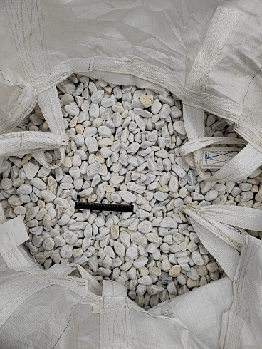 Kamenclub.ru: Мраморная крошка (щебень галтованный белый) фр.40-70 мм.  купить в Брянске мрамор белый молочный айвори окатанный округлый природный камень 17000 руб/т   фото КАМЕНЬ КЛУБ