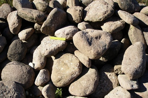 Kamenclub.ru: Конгломераты фр. 300-1000 мм.  купить в Брянске кварц мрамор диабаз коричневый, серый зеленоватый речной валун крупный 6500 руб/т   фото КАМЕНЬ КЛУБ