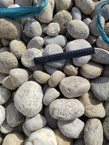 Kamenclub.ru: Галька речная окат (серо-белая) фр. 70-120 мм купить  в Брянске галька галечник бело-серая, серо-белая, серая, белая речная природная галька  8000 руб/т   фото КАМЕНЬ КЛУБ