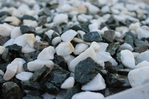 Kamenclub.ru: Мраморная крошка (щебень крошка микс: белый-зеленый) фр. 10-20 мм.  купить в Брянске мрамор белый, зеленый каменная ландшафтная декоративная крошка щебня 9500 руб/т   фото КАМЕНЬ КЛУБ