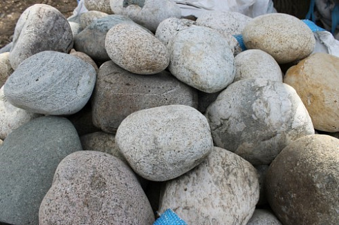 Kamenclub.ru: Речной валун (Ассорти) фр.100-300 мм.  купить в Брянске галечник серый, темно-серый, светло-серый речная галька крупных размеров 4200 руб/т   фото КАМЕНЬ КЛУБ