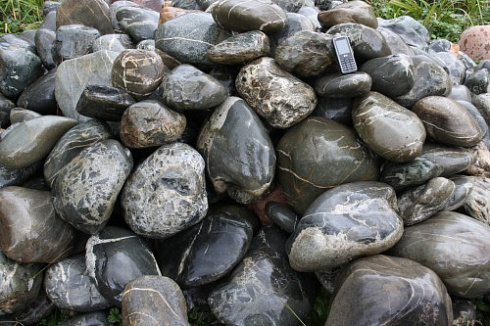 Kamenclub.ru: Валунчик Паутинник фр.100-300 мм  купить в Брянске крупный природный камень галечник темно-серый с прожилками белый черный речной валунчик 5000 руб/т   фото КАМЕНЬ КЛУБ