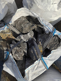 Kamenclub.ru: Черный мрамор скальник фр. 100-500 мм.  купить в Брянске мрамор черный белый серый крупный колотый валун ландшафтный 8500 руб/т   фото КАМЕНЬ КЛУБ