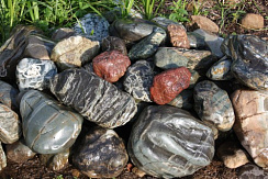 Kamenclub.ru: Ландшафтные валунчики фр.100-500 мм.  купить в Брянске крупный природный камень серый, темно-серый, светло-серый речной валун крупный 4800 руб/т   фото КАМЕНЬ КЛУБ