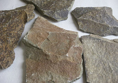 Kamenclub.ru: Песчаник пластушка "фонтанка" серо-зеленая (3,0-5,0 см)  купить в Брянске песчаник серо-зеленая колотые плитки облицовочные пластушки 11400 руб/м3   фото КАМЕНЬ КЛУБ