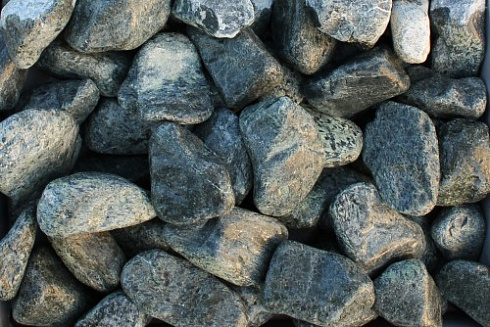 Kamenclub.ru: Щебень галтованный зеленый (змеевик) фр. 50-100 мм.  купить в Брянске галтовка мраморная зеленый, салатовый мрамор 12 500 руб/т   фото КАМЕНЬ КЛУБ