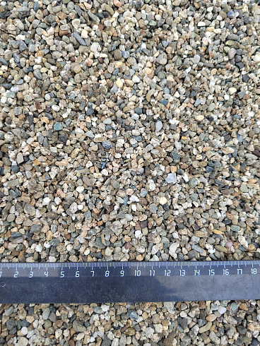Kamenclub.ru: Галька речная окат (серая) фр.3-5 мм купить  в Брянске галька речная серая бежевый темно-серый окатанный речной камень округлый 9500 руб/т   фото КАМЕНЬ КЛУБ