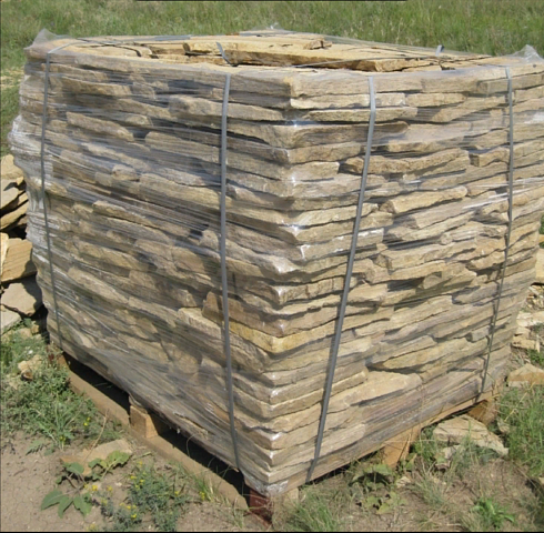 Kamenclub.ru: Песчаник пластушка желтый с рисунком (3 см)  купить в Брянске песчаник желтый с рисунком, рыжий, желтый песчаник пластушка ландшафтная рваная 8 500 руб/м3   фото КАМЕНЬ КЛУБ