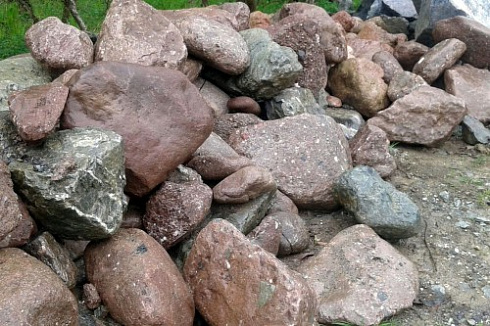 Kamenclub.ru: Конгломераты фр. 300-1000 мм.  купить в Брянске кварц мрамор диабаз коричневый, серый зеленоватый речной валун крупный 6500 руб/т   фото КАМЕНЬ КЛУБ