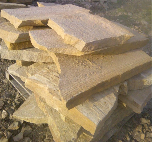 Kamenclub.ru: Форматный камень (плаха) пошаговая дорожка от 70-150 см (4 -12 см)  купить в Брянске плитняк  форматный плаха желтый песчаник 9 000 руб/т   фото КАМЕНЬ КЛУБ