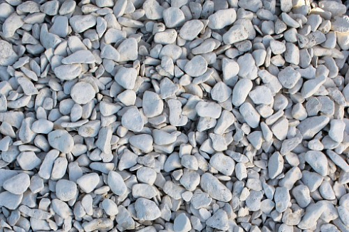 Kamenclub.ru: Щебень галтованный белый (мрамор) фр.5-10 мм.  купить в Брянске мрамор белый, айвори, молочный каменная мраморная декоративная ландшафтная крошка 17000 руб/т   фото КАМЕНЬ КЛУБ