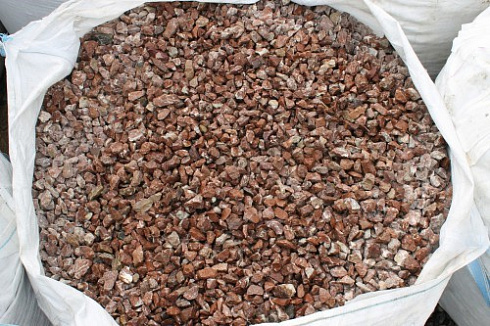 Kamenclub.ru: Мраморная крошка (щебень крошка розовый) фр. 20-40 мм.  купить в Брянске мрамор розовый, красный мраморная крошка декоративная 11000 руб/т   фото КАМЕНЬ КЛУБ