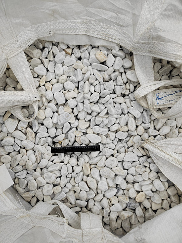 Kamenclub.ru: Мраморная крошка (щебень галтованный белый) фр.40-70 мм.  купить в Брянске мрамор белый молочный айвори окатанный округлый природный камень 17000 руб/т   фото КАМЕНЬ КЛУБ