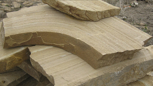 Kamenclub.ru: Форматный камень (плаха) пошаговая дорожка от 70-150 см (4 -12 см)  купить в Брянске плитняк  форматный плаха желтый песчаник 9 000 руб/т   фото КАМЕНЬ КЛУБ