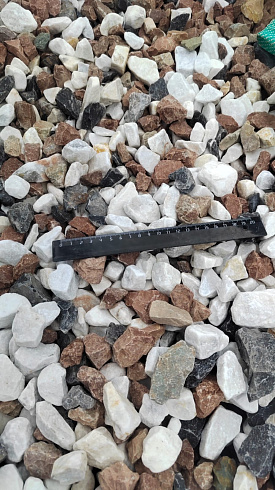 Kamenclub.ru: Мраморная крошка (щебень крошка микс : белый-черный-розовый) фр. 20-40 мм.  купить в Брянске мрамор белый, черный, розовый декоративная ландшафтная крошка 12000 руб/т   фото КАМЕНЬ КЛУБ