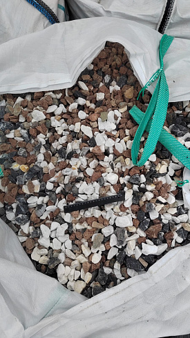 Kamenclub.ru: Мраморная крошка (щебень крошка микс : белый-черный-розовый) фр. 20-40 мм.  купить в Брянске мрамор белый, черный, розовый декоративная ландшафтная крошка 12000 руб/т   фото КАМЕНЬ КЛУБ