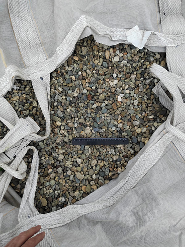 Kamenclub.ru: Галька речная окат (серая) фр.10-20 мм купить  в Брянске галька речная серая, серый, темно-серый, светло-серый, коричневый ландшафтная декоративная речная окатанная округлая галька 5000 руб/т   фото КАМЕНЬ КЛУБ