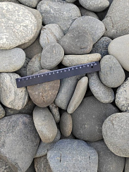 Kamenclub.ru: Галька речная плоская (серо-белая) фр. 70-120 мм. купить в Брянске галька галечник речной серый, белый окатанная плоская  природная галька 9000 руб/т   фото КАМЕНЬ КЛУБ