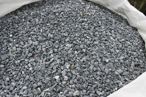 Kamenclub.ru: Щебень галтованный черный (мрамор) фр.10-20 мм.  купить в Брянске мрамор черный с белыми прожилками, черный, белый окатанный округлый ландшафтный декоративный щебень 15000 руб/т   фото КАМЕНЬ КЛУБ