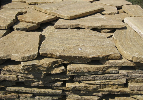 Kamenclub.ru: Песчаник пластушка желтый с рисунком (3 см)  купить в Брянске песчаник желтый с рисунком, рыжий, желтый песчаник пластушка ландшафтная рваная 8 500 руб/м3   фото КАМЕНЬ КЛУБ