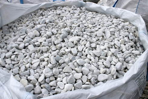 Kamenclub.ru: Мраморная крошка (щебень галтованный белый), фр.20-40 мм.  купить в Брянске мрамор белый бежевый молочный мраморный щебень декоративный 17000 руб/т   фото КАМЕНЬ КЛУБ