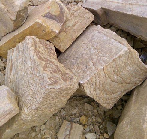 Kamenclub.ru: Песчаник пластушка желтый с рисунком (7-15 см)  купить в Брянске плитняк - пластушка - бут желтый песчаник 10200 руб/м3   фото КАМЕНЬ КЛУБ