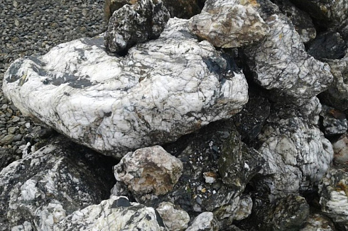 Kamenclub.ru: Черный гранит - кварцит фр. 100-500 мм.  купить в Брянске мрамор гранит черный с белыми прожилками, серый, белый валун скальный колотый 7000 руб/т   фото КАМЕНЬ КЛУБ