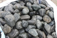 Kamenclub.ru: Темно-серый валунчик фр.100-300 мм.  купить в Брянске крупный природный камень серый, темно-серый, светло-серый речная галька большого размера окатанная 4500 руб/т   фото КАМЕНЬ КЛУБ