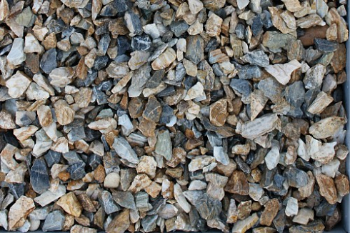 Kamenclub.ru: Мраморная крошка (щебень крошка медовый), фр. 10-20 мм.  купить в Брянске песчаник бежевый, серый каменная ландшафтная крошка  12000 руб/т   фото КАМЕНЬ КЛУБ