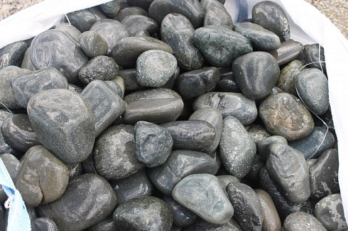Kamenclub.ru: Темно-серый валунчик фр.100-300 мм.  купить в Брянске крупный природный камень серый, темно-серый, светло-серый речная галька большого размера окатанная 4500 руб/т   фото КАМЕНЬ КЛУБ