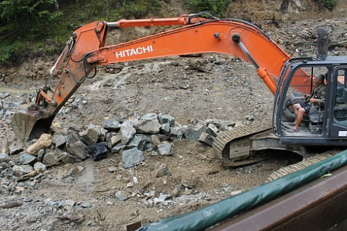 Kamenclub.ru: Гранит скальник (серо-зеленый) фр. 100-500 мм.  купить в Брянске гранит зеленый, серый, салатовый крупный ландшафтный валун 6 000 руб/т   фото КАМЕНЬ КЛУБ