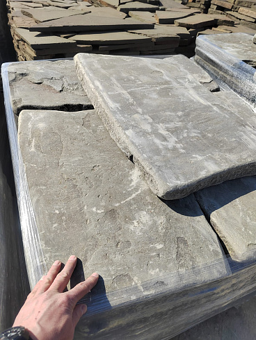 Kamenclub.ru: Песчаник пластушка галтованная светло-серая (3,0 см)  купить в Брянске песчаник светло-серый, серый ландшафтный камень рваный колотый 21000 руб/м3   фото КАМЕНЬ КЛУБ