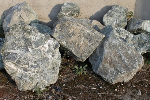 Kamenclub.ru: Змеевик скальник фр. 500-1500 мм.  купить в Брянске змеевик зеленый серый черный глыба скальная колотая 7500 руб/т   фото КАМЕНЬ КЛУБ