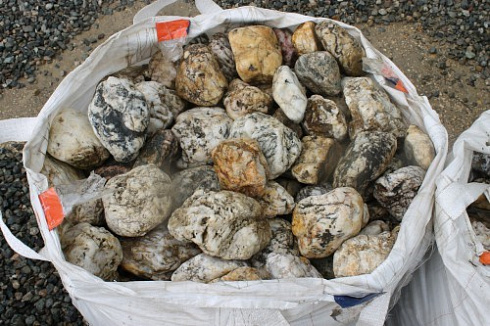 Kamenclub.ru: Кварцевый валунчик фр.100-300 мм.  купить в Брянске кварц белый, бежевый молочный рыжий крупный природный камень галечник 7850 руб/т   фото КАМЕНЬ КЛУБ