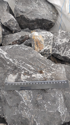 Kamenclub.ru: Черный мрамор скальник фр. 100-500 мм.  купить в Брянске мрамор черный белый серый крупный колотый валун ландшафтный 8500 руб/т   фото КАМЕНЬ КЛУБ