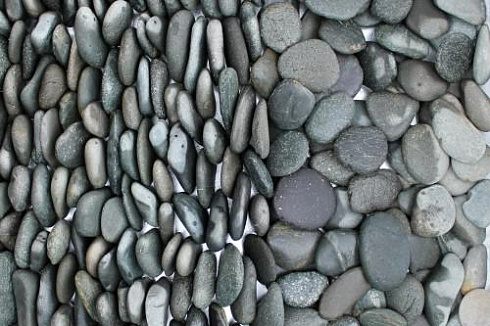 Kamenclub.ru: Галька речная плоская (темно-серая) фр. 70-150 мм. купить  в Брянске галечник природный темно-серый серый синий речная плоская природная окатанная  9000 руб/т   фото КАМЕНЬ КЛУБ