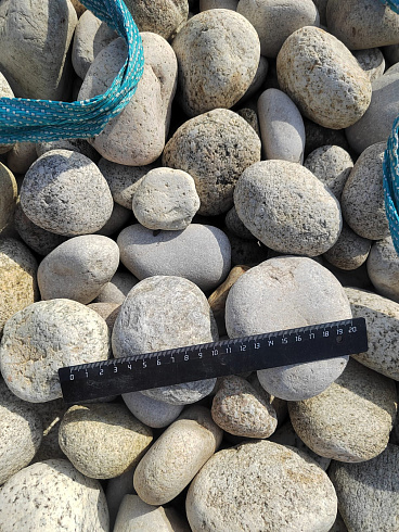 Kamenclub.ru: Галька речная окат (серо-белая) фр. 70-120 мм купить  в Брянске галька галечник бело-серая, серо-белая, серая, белая речная природная галька  8000 руб/т   фото КАМЕНЬ КЛУБ