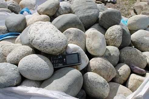 Kamenclub.ru: Речной валун (Ассорти) фр.100-300 мм.  купить в Брянске галечник серый, темно-серый, светло-серый речная галька крупных размеров 4200 руб/т   фото КАМЕНЬ КЛУБ