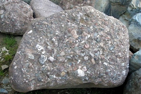 Kamenclub.ru: Конгломераты фр. 300-1000 мм.  купить в Брянске кварц мрамор диабаз коричневый, серый зеленоватый речной валун крупный 6500 руб/т   фото КАМЕНЬ КЛУБ