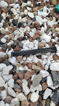 Kamenclub.ru: Мраморная крошка (щебень крошка микс : белый-черный-розовый) фр. 20-40 мм.  купить в Брянске мрамор белый, черный, розовый декоративная ландшафтная крошка 12000 руб/т   фото КАМЕНЬ КЛУБ